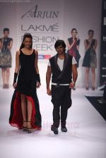 Model walks the ramp for Arjun Show at Lakme Fashion Week 2011 Day 4 in Grand Hyatt, Mumbai on 20th Aug 2011 (44).JPG